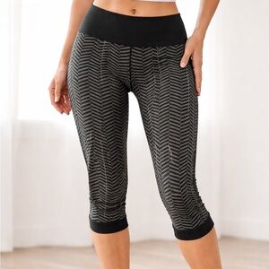Women's Black and Green Patterned Lululemon Leggings 21” length size 6